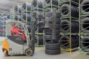 Transport opon wózkiem widłowym po hali, Michelin