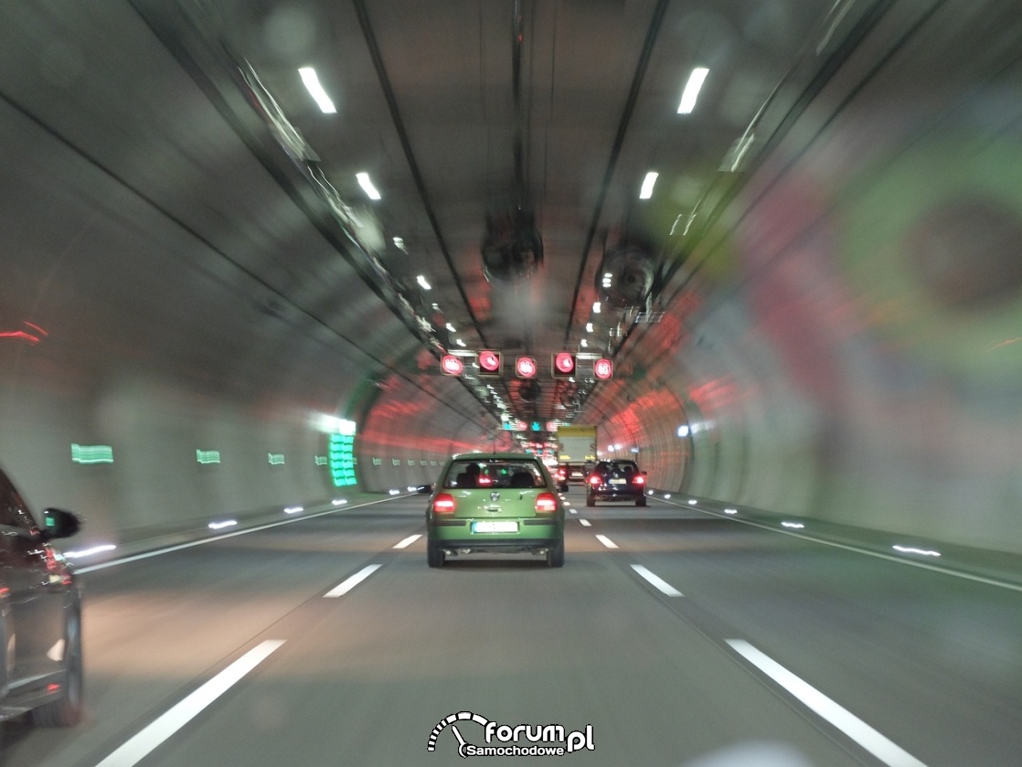 Tunel, jazda w tunelu, trzy pasy ruchu
