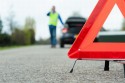 Ustawienie trójkąta ostrzegawczego na drodze za samochodem