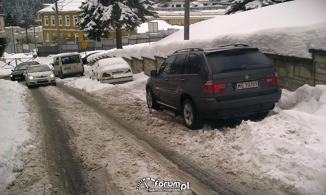 Wjazd pod górę w zimie, ślisko
