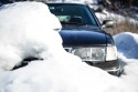 Zima, samochód pod śniegiem