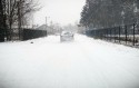 Zimowa jazda samochodem po śniegu, nieodśniezona droga