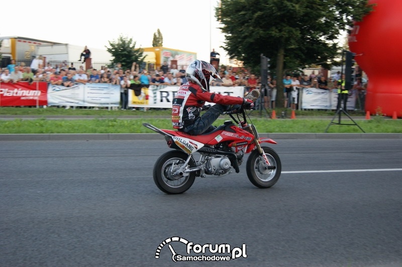 Pokazy kaskaderskie na motorach - dziecko
