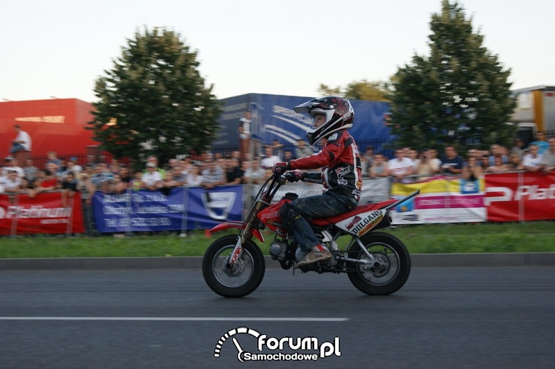 Pokazy kaskaderskie na motorach - dziecko