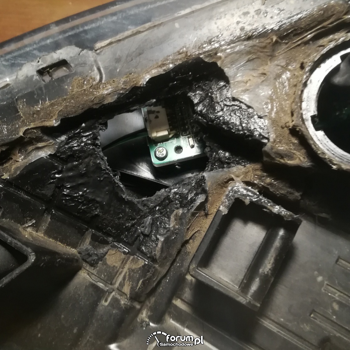 Korpus lampy po naprawie ledów w niemieckim warsztacie.