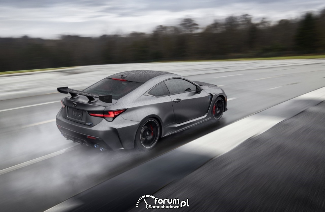 Lexus RC F Track Edition - cztery końcówki wydechu