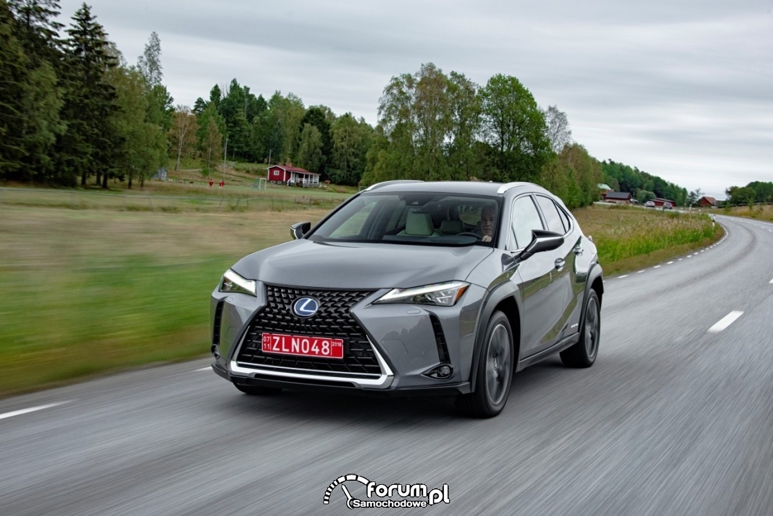 Lexus UX - crossover, który jeździ jak hatchback