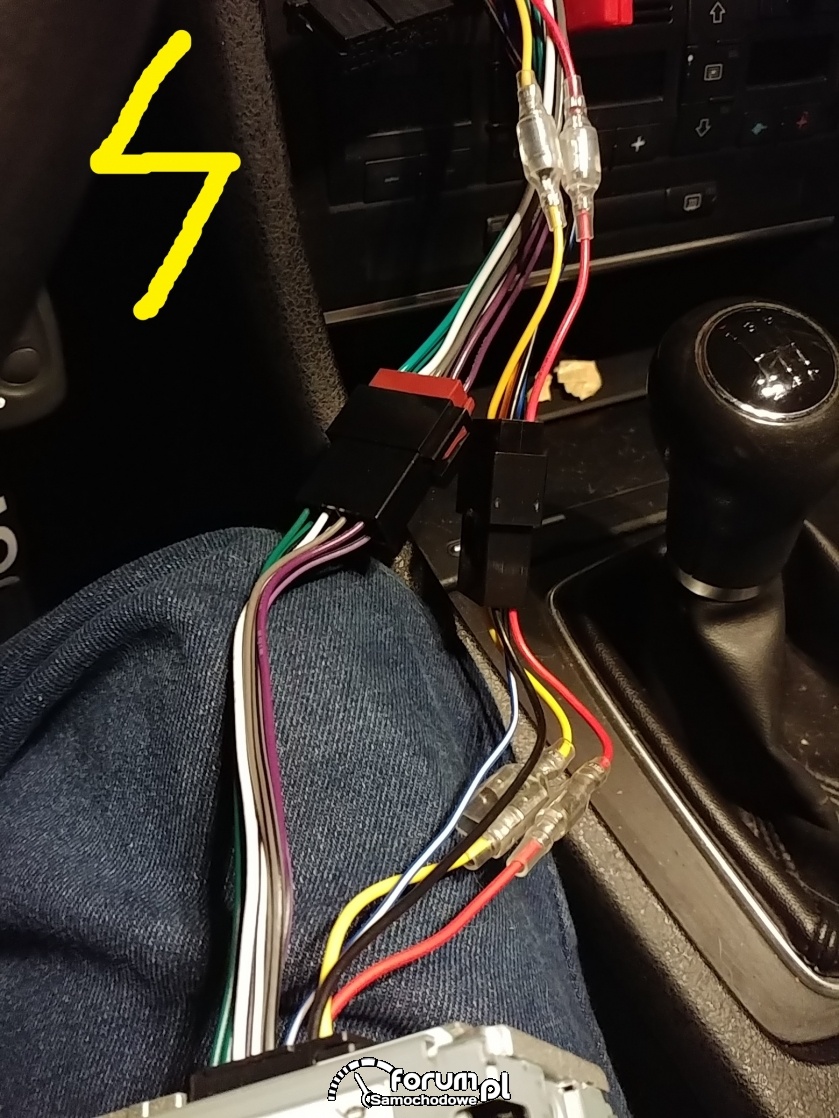 Jak połączyć wtyczki w nowym radiu z instalacją auta?