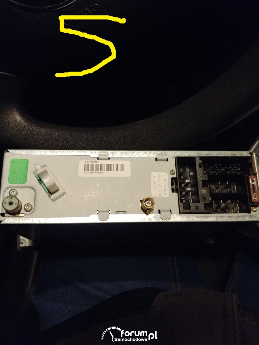 Jak połączyć wtyczki w nowym radiu z instalacją auta?