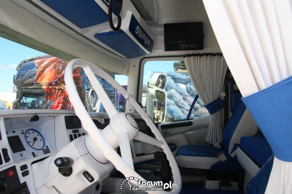 Biało-niebieskie wnętrze kabiny w ciężarówce