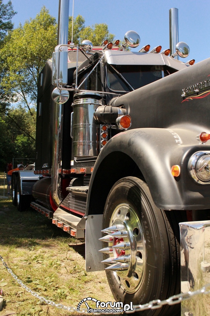 Ciągnik Kenworth II, bok