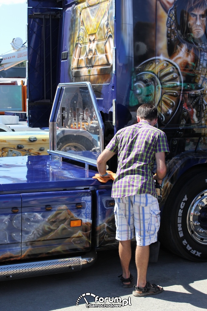 Ostatni szlif przed prezentacją cięźarówki, aerografia, Scania - Gladiator, 2006 rok