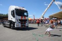 Przeciąganie ciężarówki Iveco przez kobiety