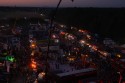 Widok z góry na miasteczko Master Truck w nocy