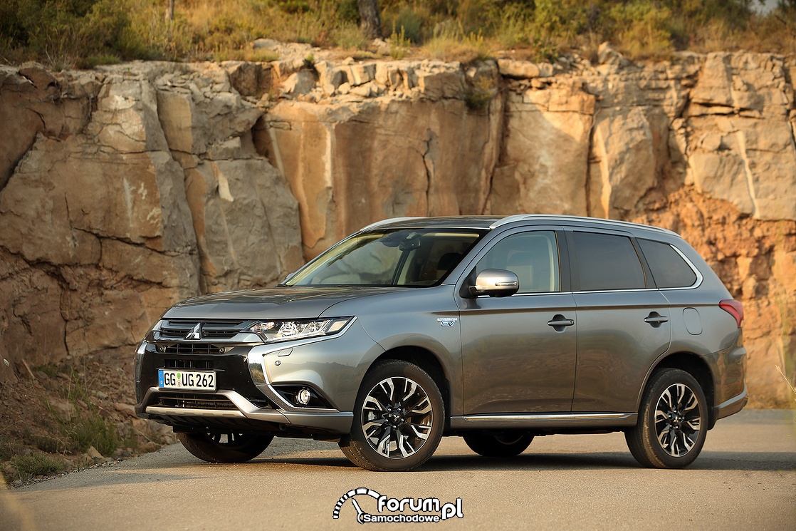 Mitsubishi Outlander PHEV liderem hybryd typu plug-in w Niemczech