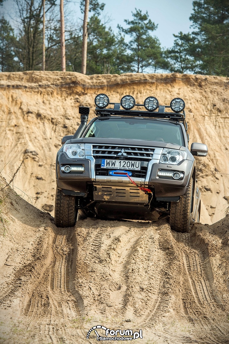 Mitsubishi Pajero 2015 w terenie