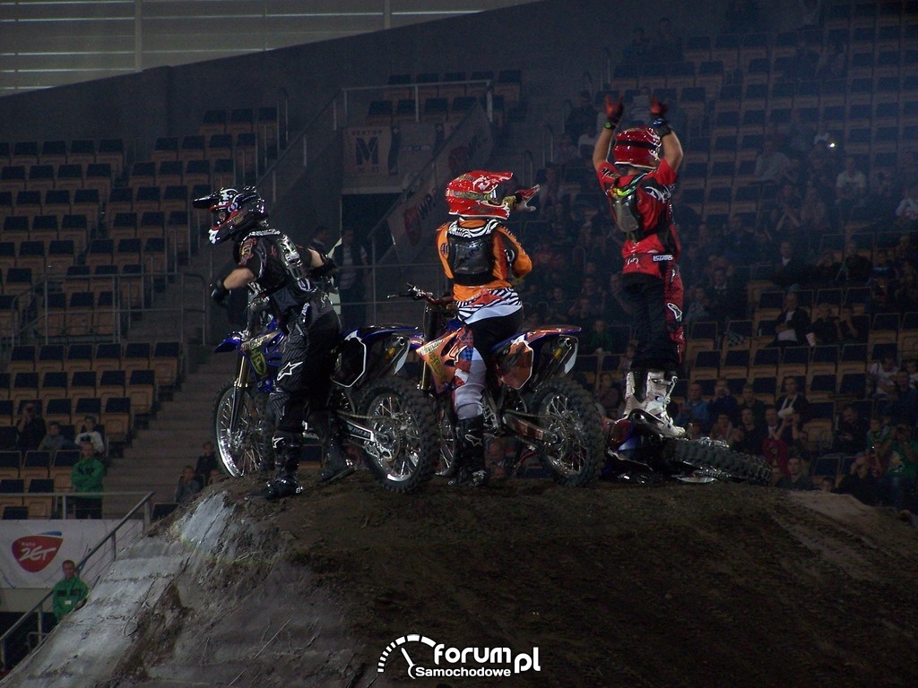 Motocyklowi kaskaderzy z FMX Stunt Riders
