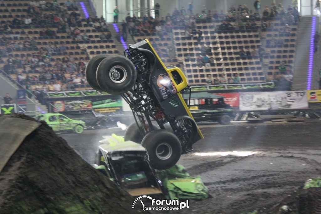 California KID - Monster Truck, przejazd po samochodach