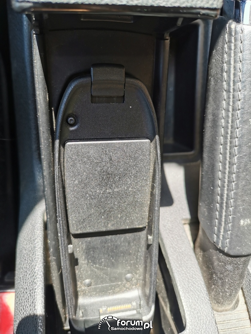Jak podłączyć telefon do samochodu mercedes?