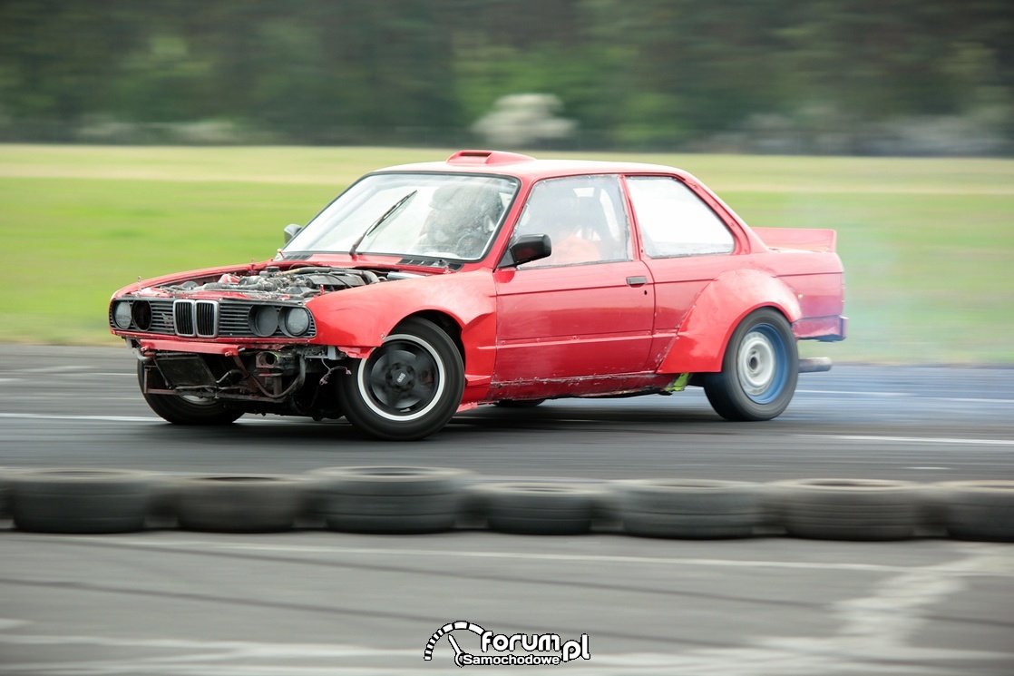 Drift w wykonaniu BMW E30 bez maski przedniej i zderzaka