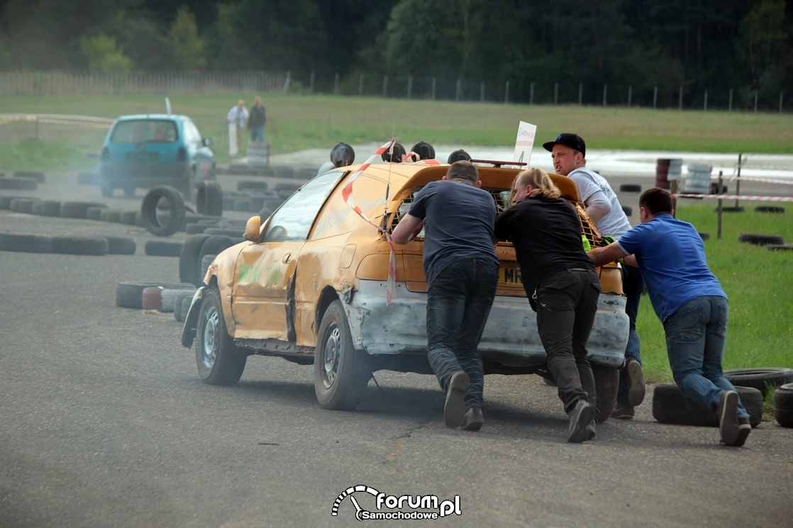 Próba odpalenia auta podczas wyścigu Wrak Race