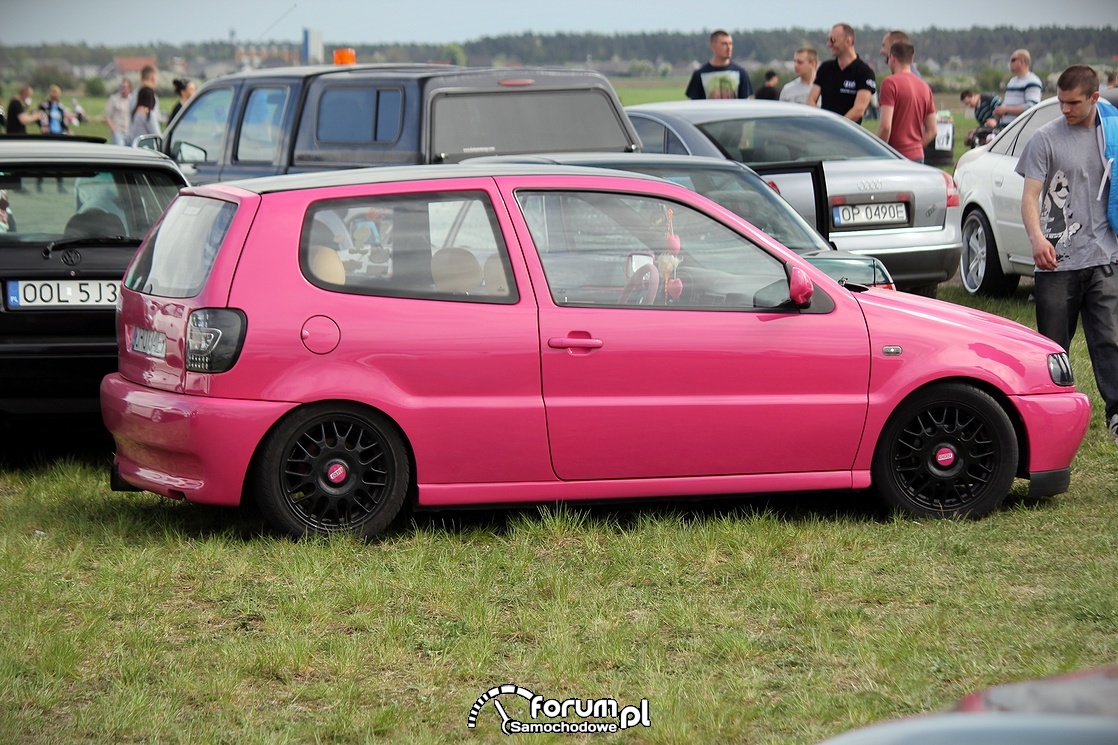 Różowy VW Polo