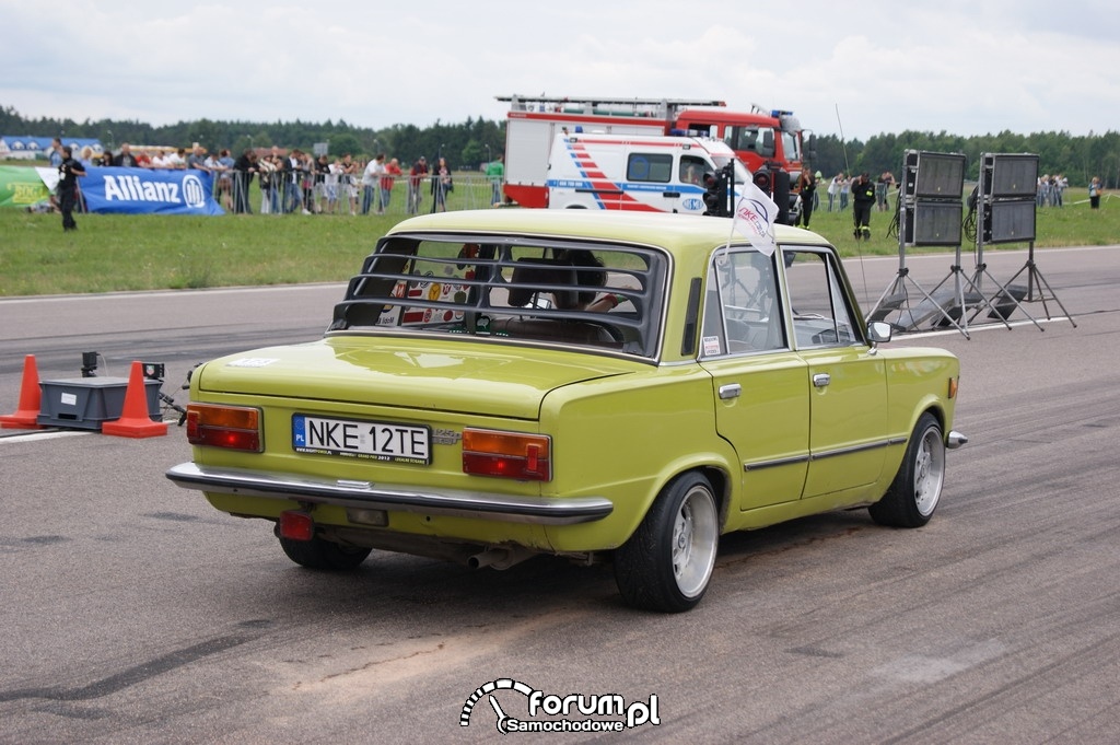 Fiat 125p, kobieta za kierownicą, 1-4 mili