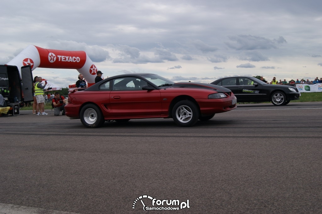 Ford Mustang vs Mercedes S Brabus 6.3 biturbo, 2