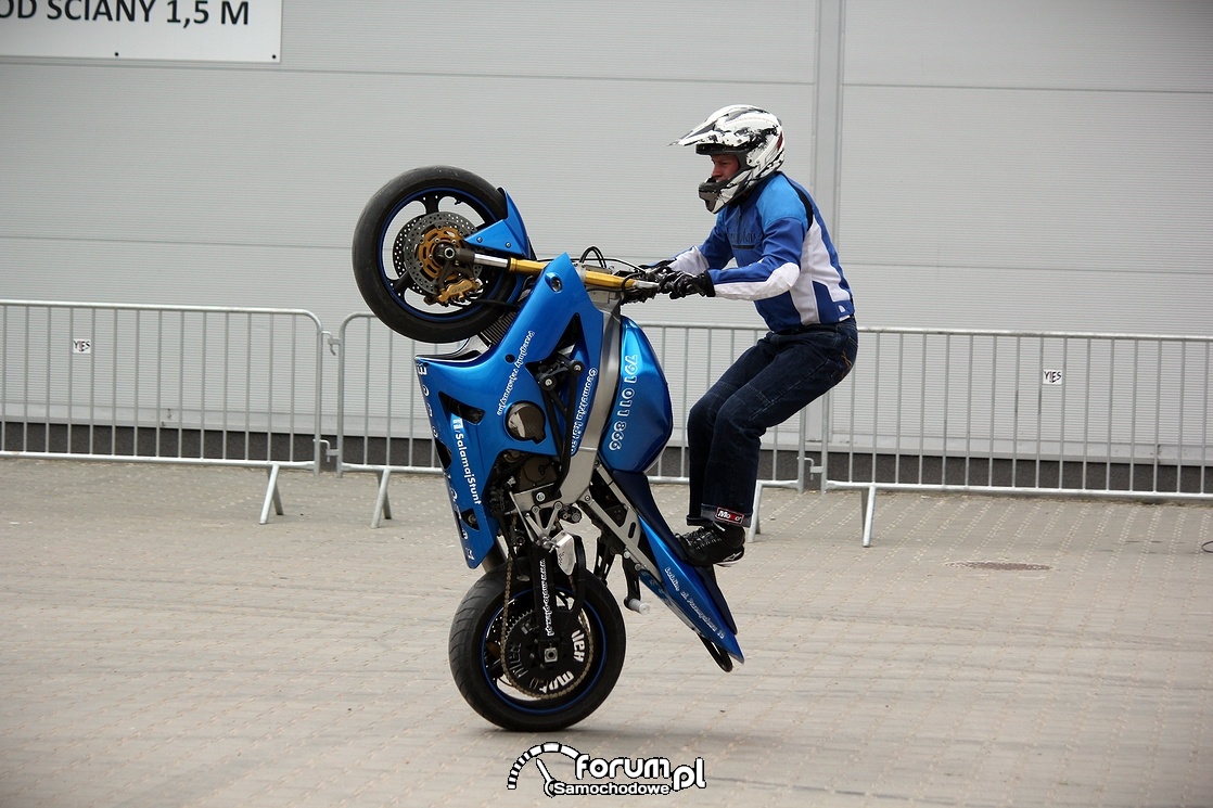 Jazda na stojąco na jednym kole, stunt motocyklowy