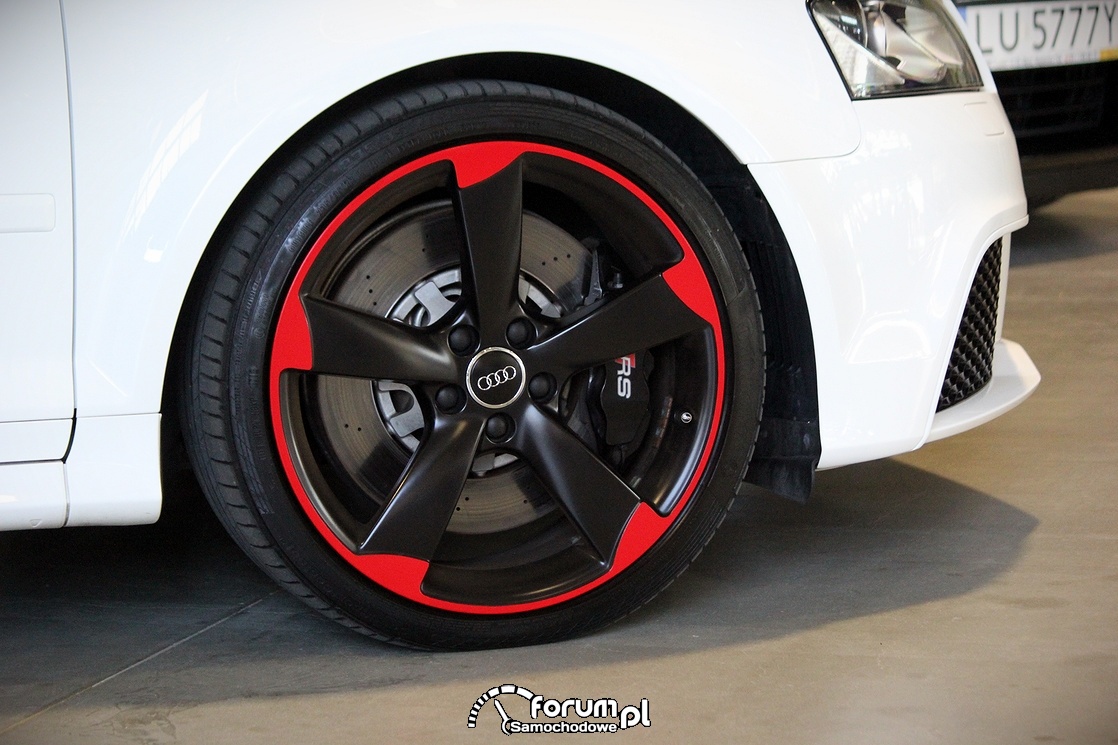 Alufelgi czarne z czerwonym rantem, Audi RS