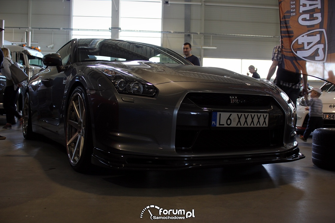 Nissan GTR, przód