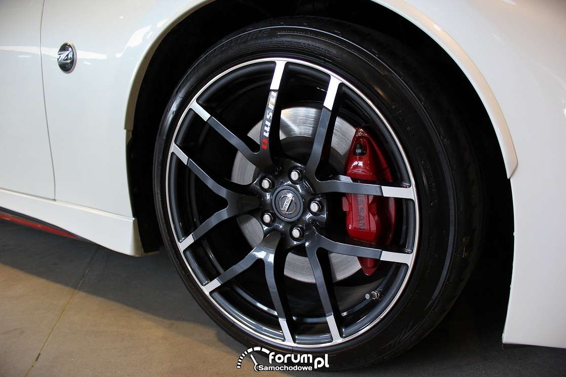 Nissan Z370 Nismo, czarne alufelgi i czerwone zaciski