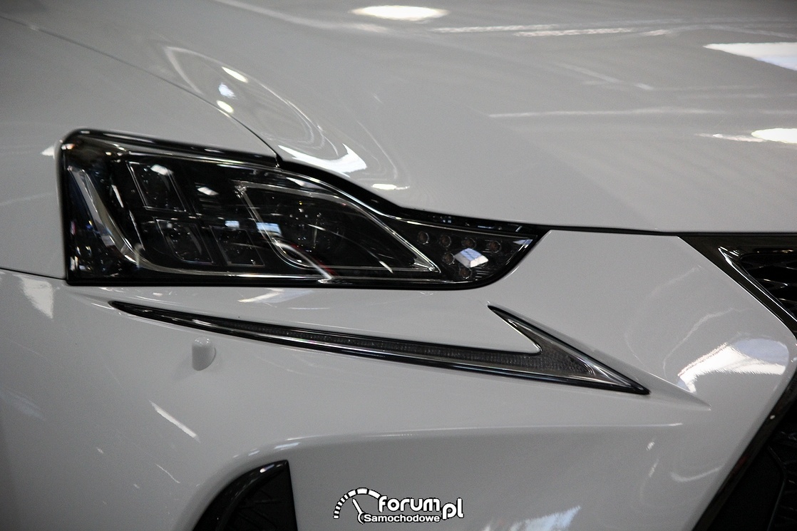 Przednia lampa Lexus IS 200t