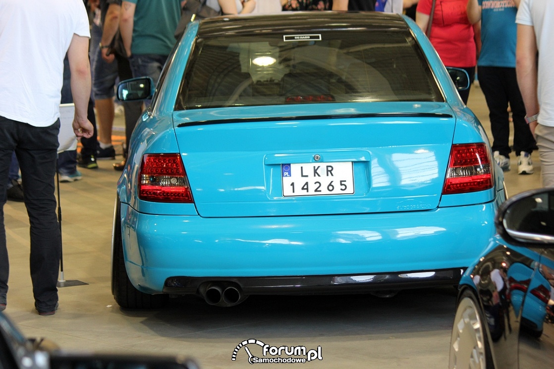 Audi A4 B5, niebieska folia