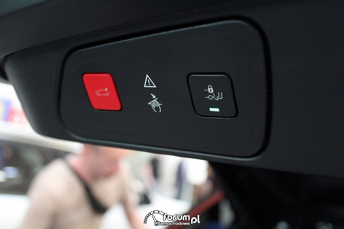 Przycisk otwierania tylnej klapy i aktywacji systemu otwierania nogą, Peugeot