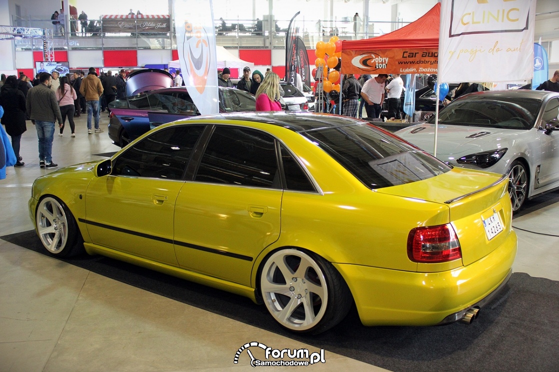 Audi A4 B5, bok