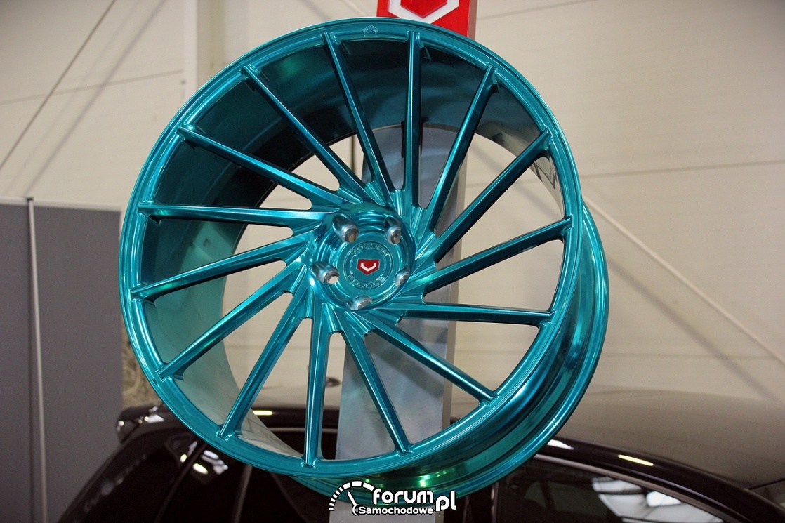 Turkusowe alufelgi Vossen Forged