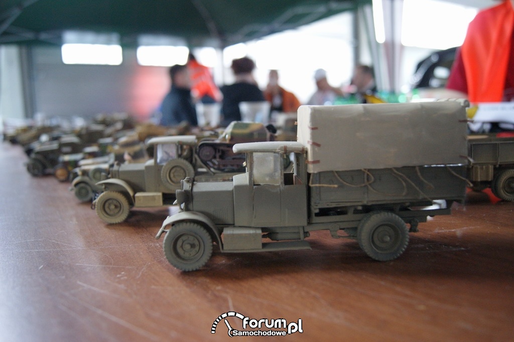 Miniaturowa ciężarówka z czasów II Wojny Światowej