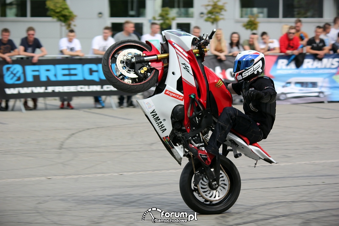 Jazda na jednym kole bez trzymanki, Yamaha