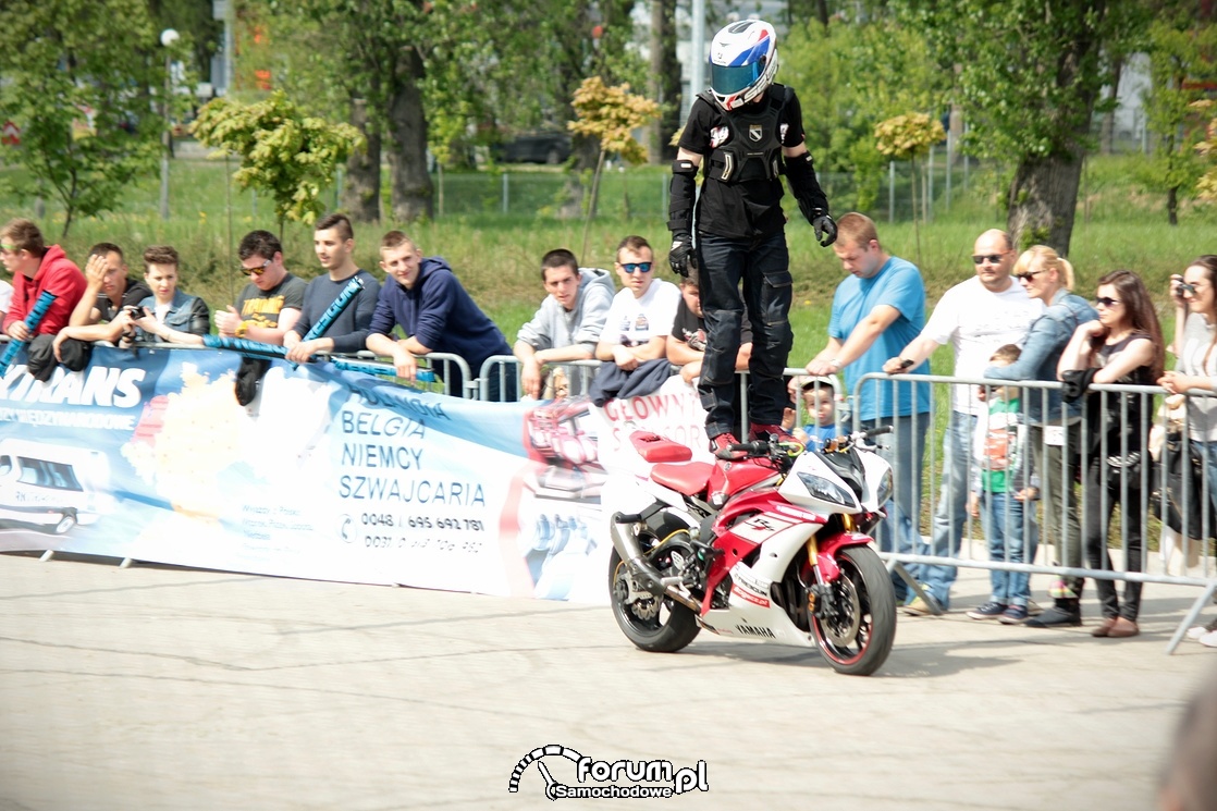 Jazda na stojąco na baku motoru