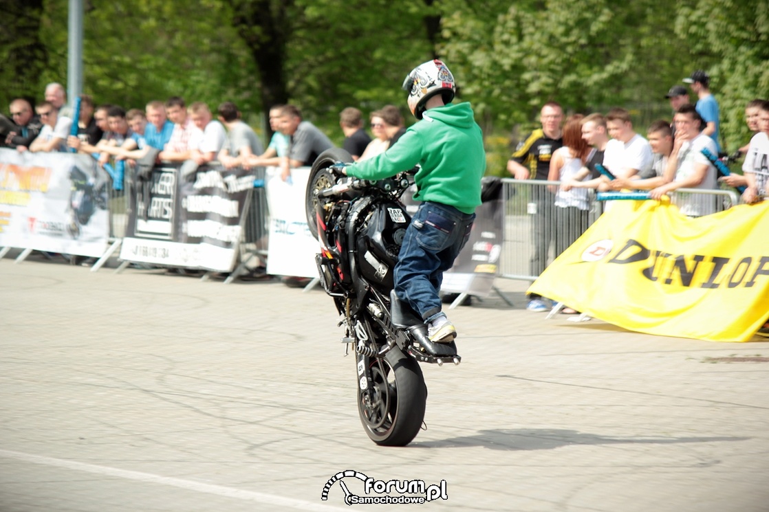 Na stojąco na motorze na tylnym kole