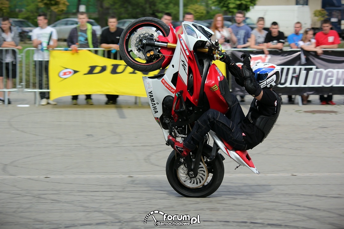Pionowa jazda na jednym kole na motorze