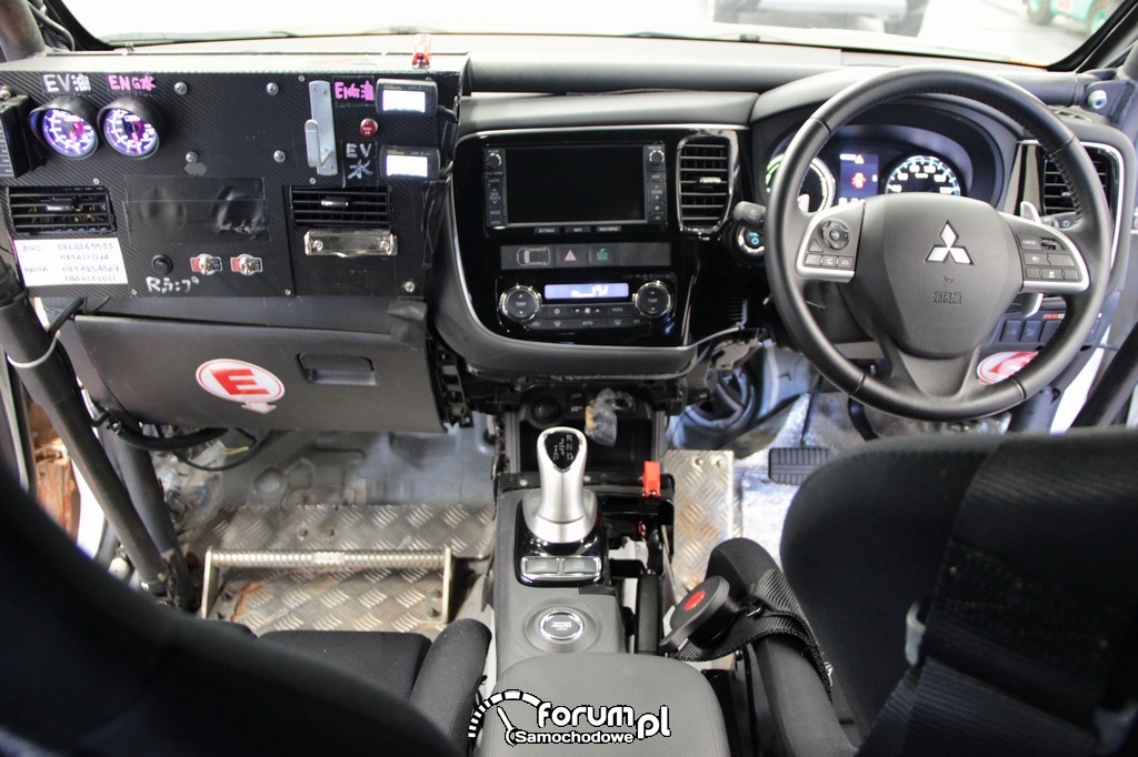 Asia Cross Country Rally, Mitsubishi Outlander PHEV, wnętrze