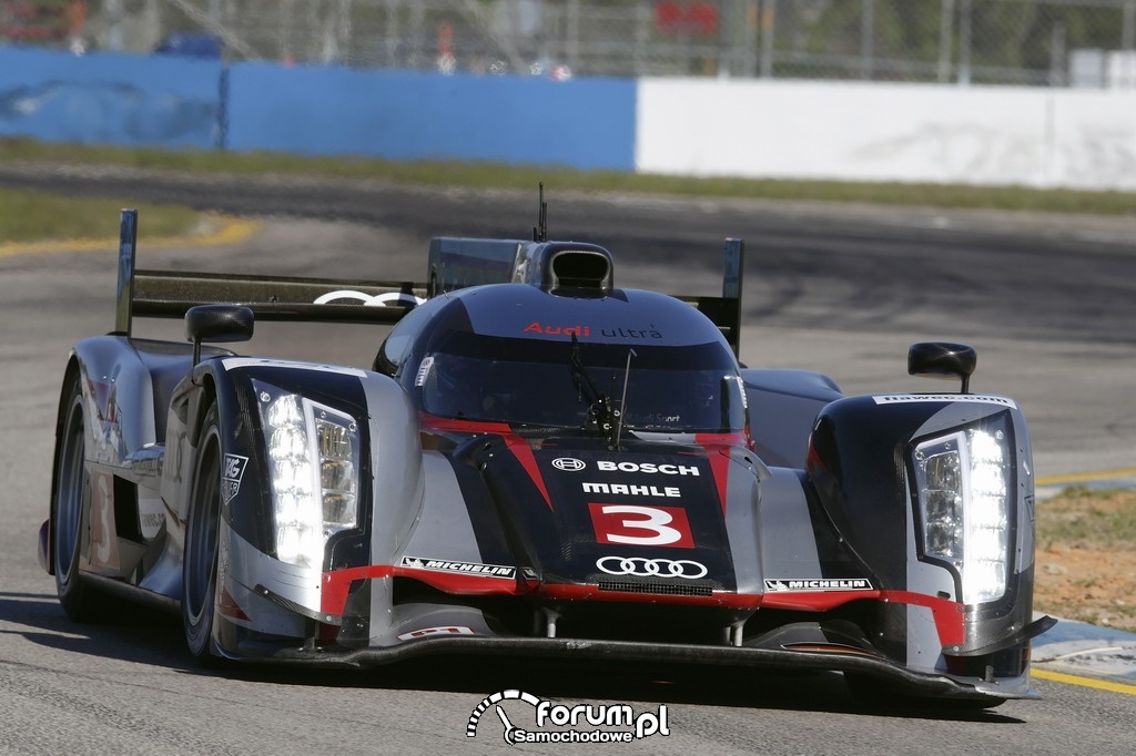 Dwa egzemplarze Audi R18 e-tron quattro na FIA WEC, Bahrajn