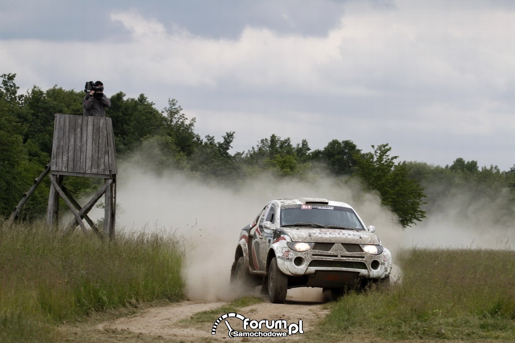 Mitsubishi L200 Strakar z 4-litrowym, benzynowym silnikiem