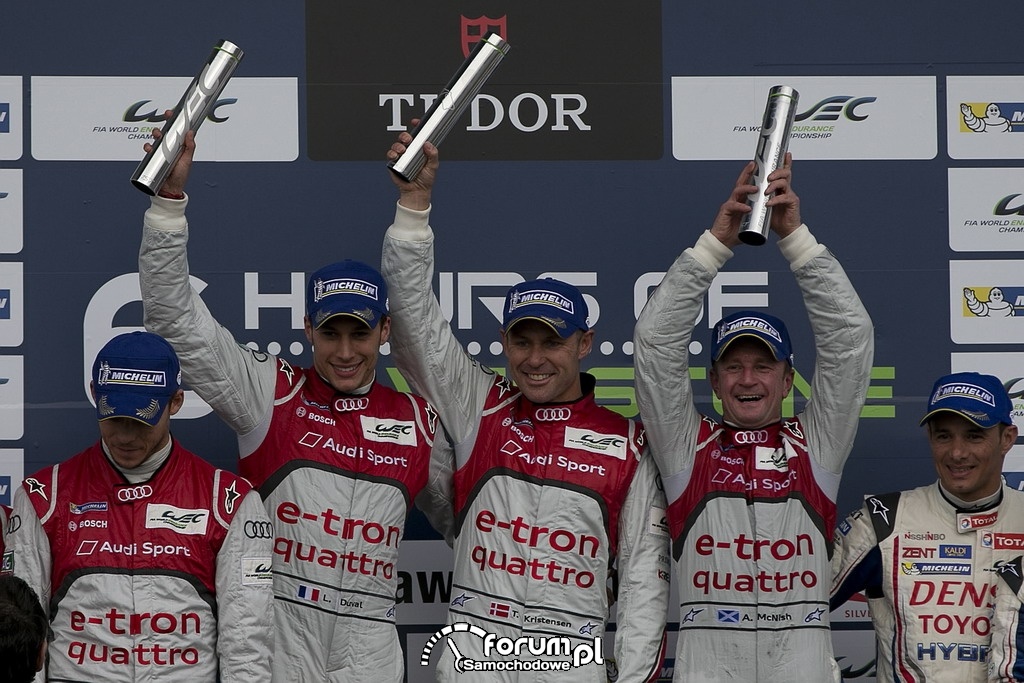 Na podium - L. Duval, T. Kristensen, A. McNish, tor Silverstone, Audi e-tron quattro