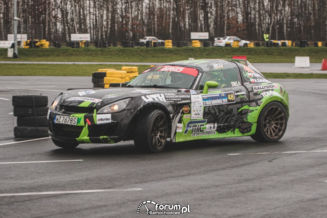 Ponad 800-konnym autem - drift na szutrze