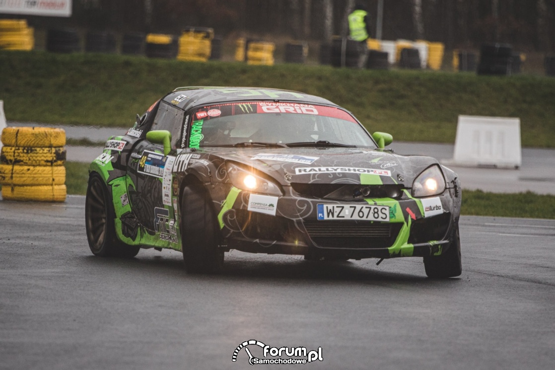 Ponad 800-konnym autem - drift na szutrze