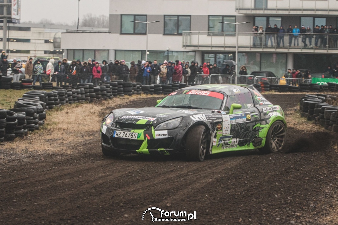 Ponad 800-konnym autem - drift na szutrze