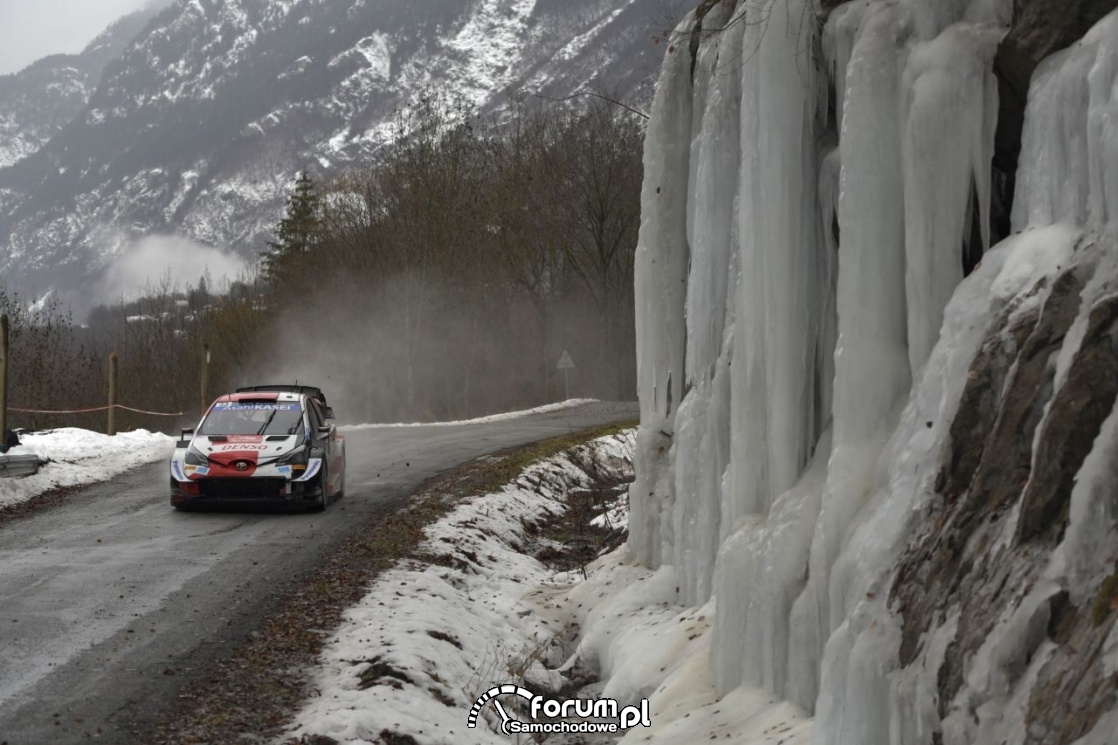 Toyota Yaris WRC na długim kolcu